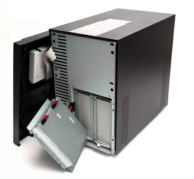 PCM Vanguard - отсек для аккумуляторов