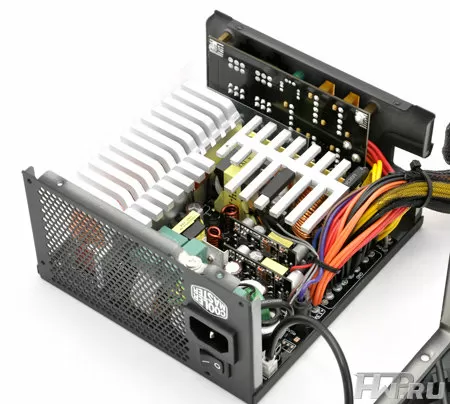 Внутреннее пространство Cooler Master Silent Pro Gold