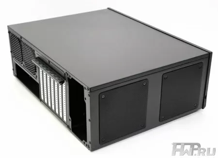Вид снизу на ножки Fractal Design Node 605