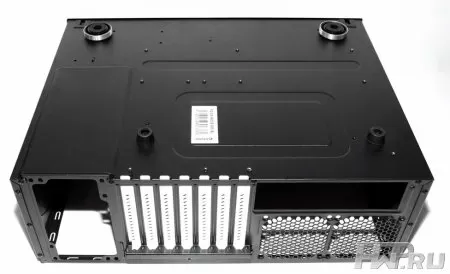 Вид снизу на ножки Fractal Design Node 605