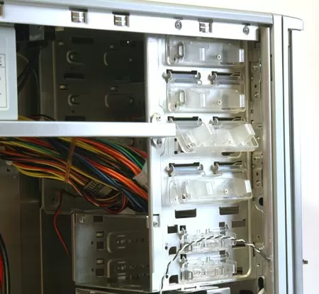 Компьютерный корпус Thermaltake Soprano DX - фиксаторы 5.25" отсеков