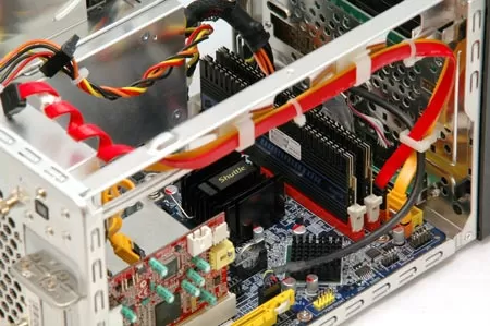 Внутреннее пространство barebone платформы Shuttle SG33G5M