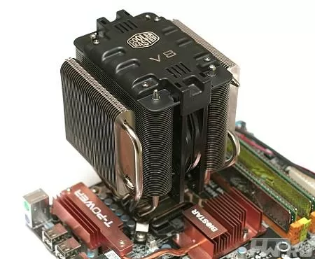 Кулер CoolerMaster V8 на материнской плате