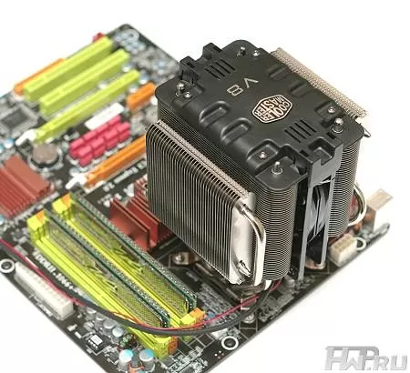 Кулер CoolerMaster V8 на материнской плате