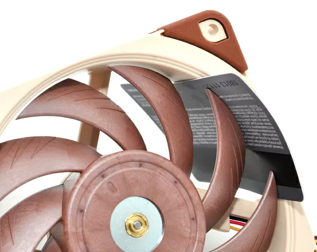 Зазор между рамой и лопастями