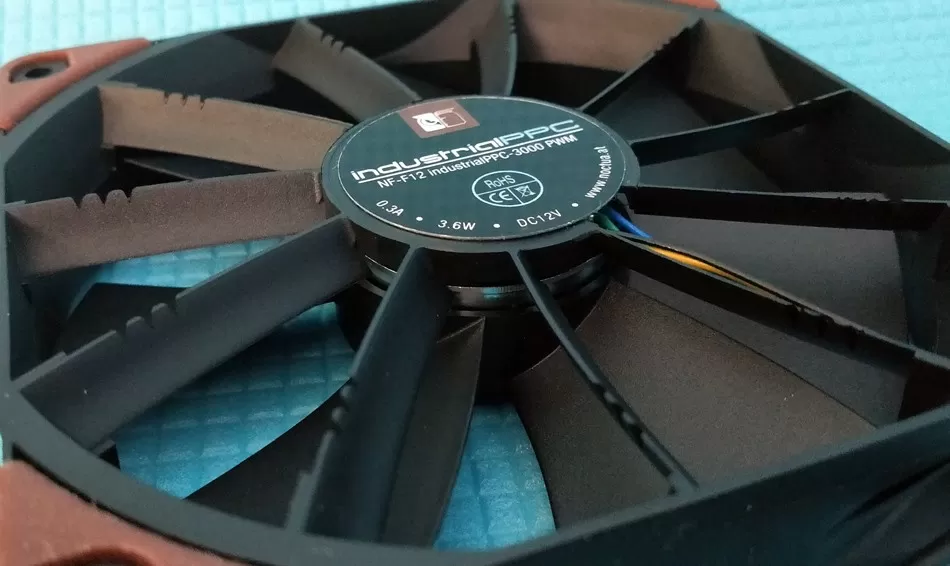 Выемки на стабилизаторах Noctua NF-F12
