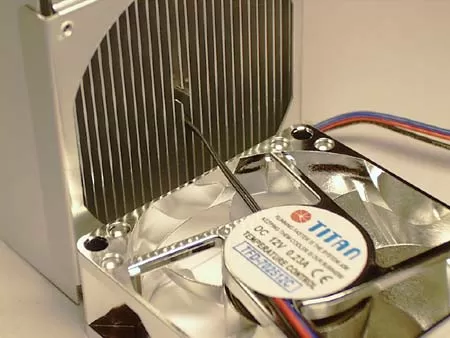 От вентилятора к радиатору TTC-W5TB/TC идут два тонких проводка термодатчика
