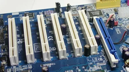 Слоты PCI и AGP на материнской плате