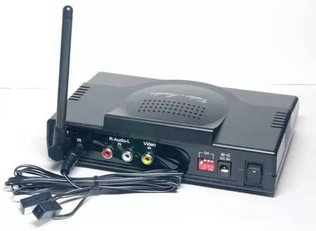Корпус AverMedia AverSender 300 с подключенным удлиннителем ИК