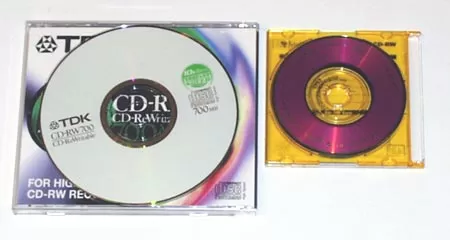 13-сантиметровый диск CDRW (слева) и 8-сантиметровый (справа)