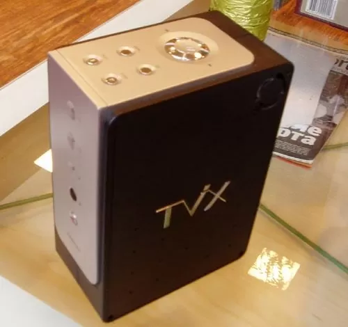 Медиа плеер Tvix M3000u - стоит на столе