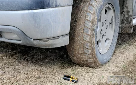 Давим телефоны джипами!