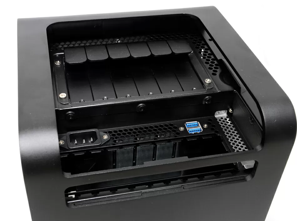 NR-ITX1 Корпус mini-ITX для NAS, 300Вт, 4xSAS/SATA Hotswap HDD, USB 3.0, 2.5