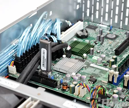 Материнская плата и SATA разъемы NetGear ReadyNAS 3200