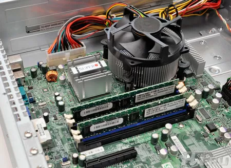 Модули памяти и кулер процессора в NetGear ReadyNAS 3200