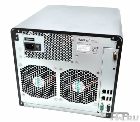 Вид сзади NAS-а Synology DS2411+