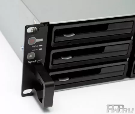 Кнопка включения и индикатор в RackStation RS2414+ 