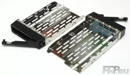 Лотки для жестких дисков у RackStation RS2414+ 