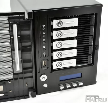 Файловый сервер (NAS) Thecus N5200XXX с открытой дверью