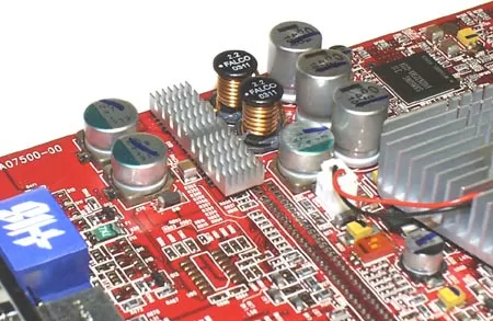 Радиатор на элементах блока питания видеокарты HIS Excalibur Radeon 9800 PRO