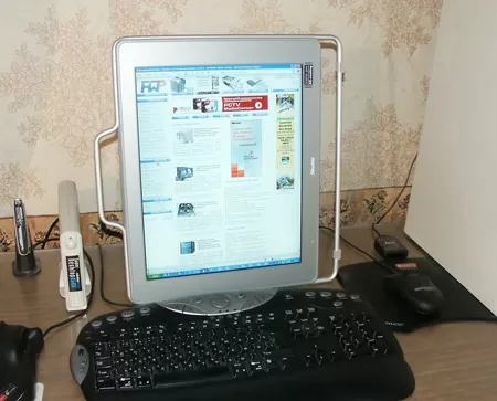 Дизайн LCD монитора Shuttle XP17 на рабочем столе