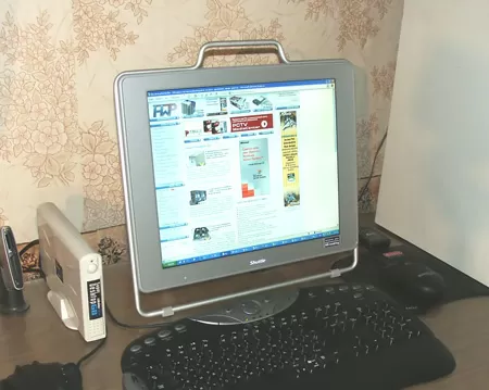 Дизайн LCD монитора Shuttle XP17 на рабочем столе