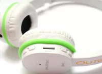 Creative Outlier – весёлая молодёжная Bluetooth-гарнитура